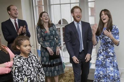 英王子夫妻とヘンリー王子、慈善イベントで長靴投げ ロンドン