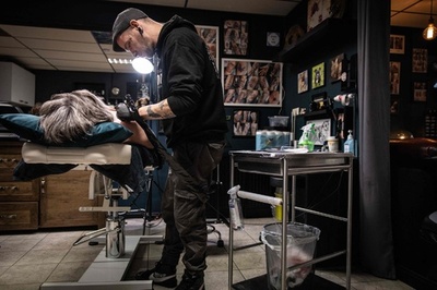 乳がんサバイバーをタトゥーで支援 オランダ