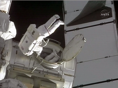 ディスカバリー乗組員、1回目の船外活動を開始