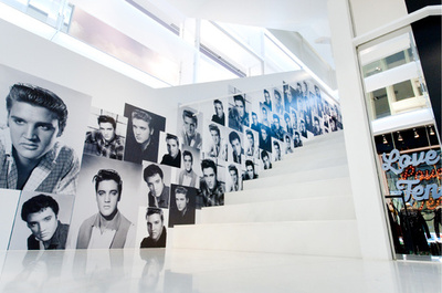 「コーチ」表参道店にあのエルヴィス・プレスリーが登場!?