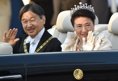 都内で即位祝賀パレード、笑顔で手を振られる両陛下に歓声