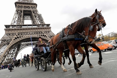 仏パリ名所で馬のパレード、見本市控え