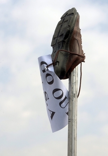 故フセイン元大統領の弁護士、米大統領に靴投げの記者を支援