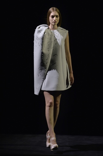 ドラマチックなシェイプで見せる「ディーチェ・カヤック」14/15年秋冬オートクチュール