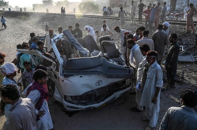 パキスタンで踏切事故、巡礼者22人死亡