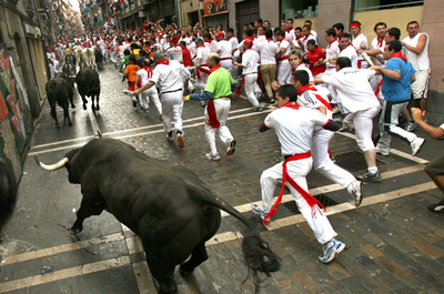 牛追い祭り、早くも4人がけが