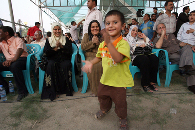 イラク駐留米軍、都市部からの撤退完了 お祭りムードのバグダッド