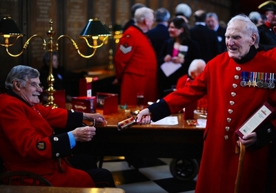 クリスマスクラッカー必勝の方程式を発見、英デパート社員ら