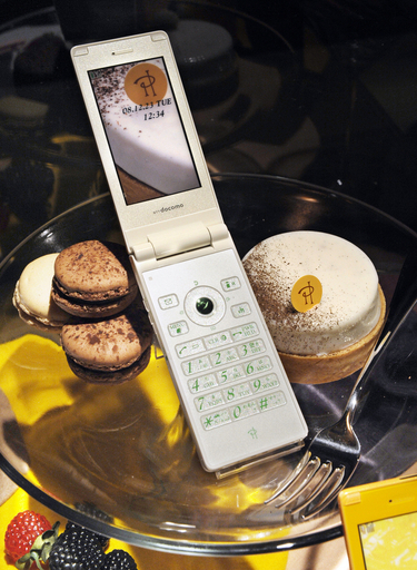 仏巨匠パティシエP・エルメ氏デザイン監修の携帯端末、NECが発表