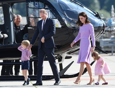 訪独のウィリアム英王子一家、エアバス・ヘリコプターズを訪問