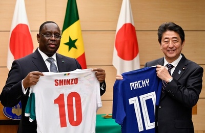 安倍首相、W杯対戦国のセネガル大統領とユニホーム交換