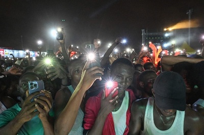 【今日の1枚】コンサート彩るスマホの光 コートジボワール