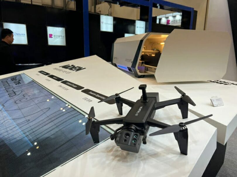 自律飛行AIドローン「エイデン」と「AiDENステーション」(c)KOREA WAVE