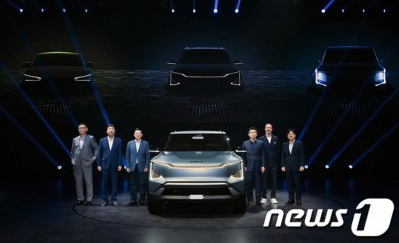 中国・上海の「起亜EVデー（KIAEVDay）」で準中型電動化SUV「コンセプトEV5」が公開されている（起亜提供）(c)news1