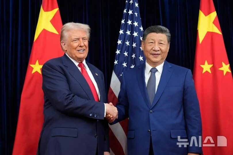 2025年10月30日午前、首脳会談に先立ち握手を交わすトランプ米大統領と習近平中国国家主席(c)AP/NEWSIS