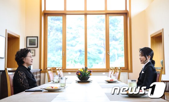 韓国のユン・ソンニョル（尹錫悦）大統領の妻キム・ゴニ（金建希）氏が13日、慶尚南道（キョンサンナムド）金海（キメ）の烽下（ポンハ）村を訪れ、故ノ・ムヒョン（盧武鉉）元大統領の妻クォン・ヤンスク（権良淑）氏を表敬訪問した（大統領室提供）(c)news1