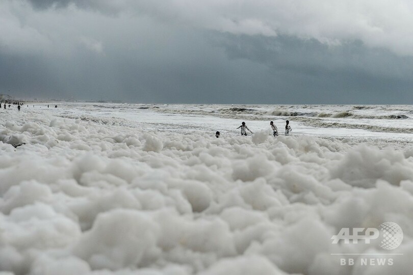 インド有数のビーチに大量の泡広がる、専門家らは汚染物質と指摘