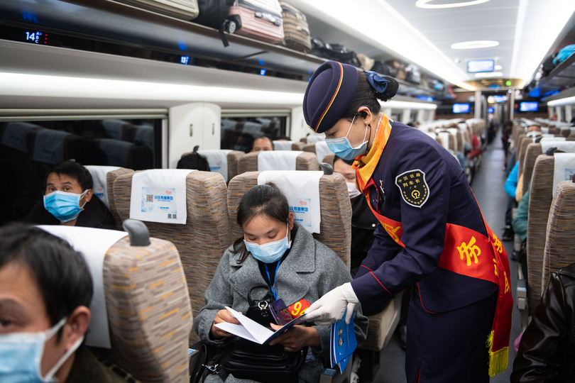 専用列車で職場復帰に向かう人々 中国・湖南省