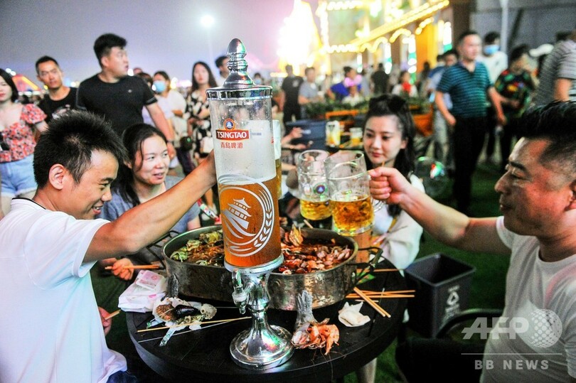 中国・青島で恒例のビール祭り開幕、マスク外し乾杯
