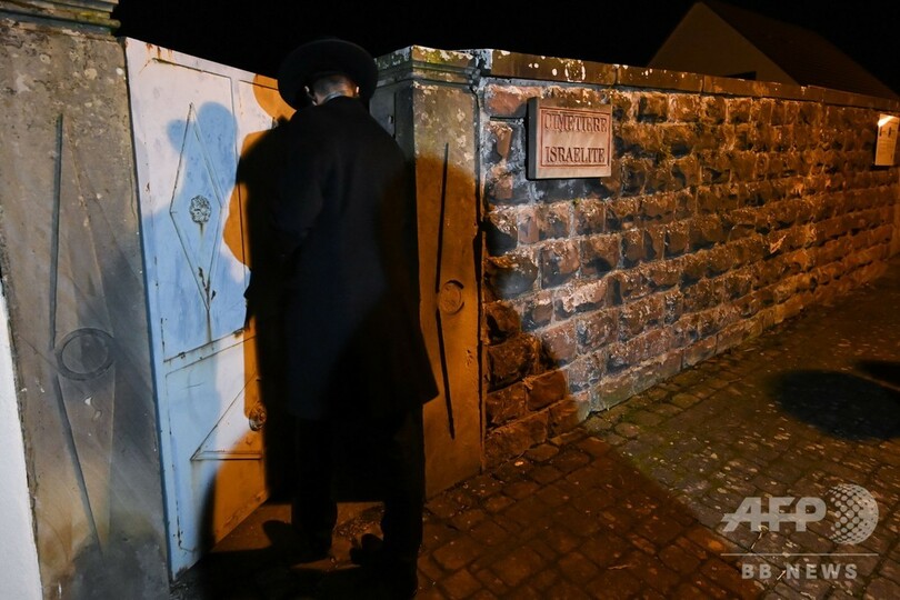 ユダヤ人墓地にかぎ十字など、落書き100基以上 フランス