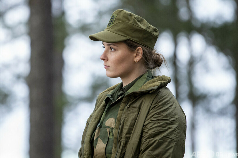 ノルウェー王女、パラシュート降下訓練に参加