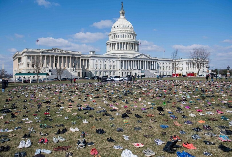 米議事堂前に靴7000足、銃関連事件で犠牲の子どもら追悼