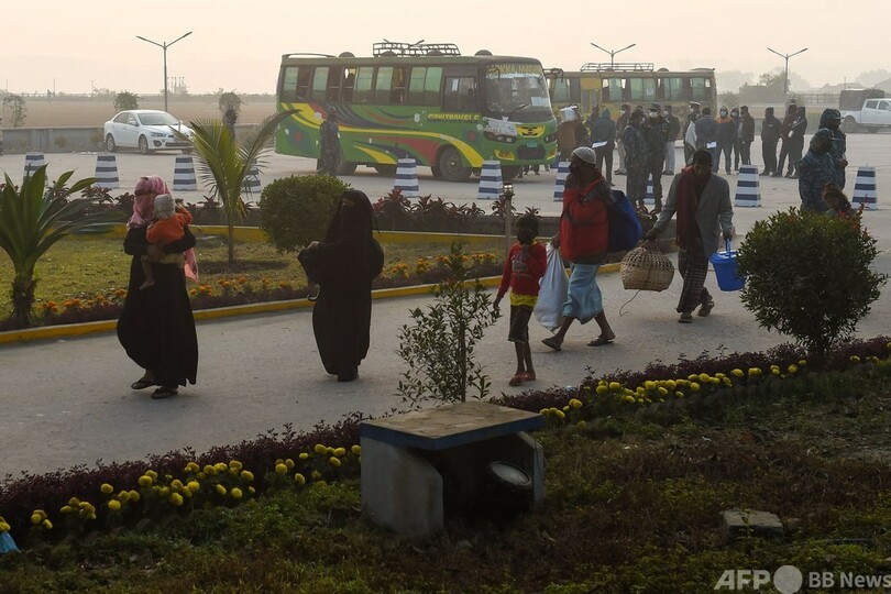 スー・チー氏拘束に歓喜、ロヒンギャ難民キャンプ