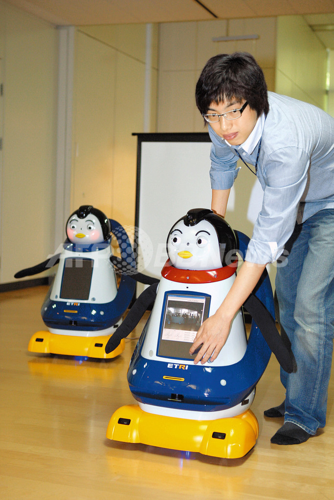 人と交流するペンギンロボット「ポミ」公開、韓国