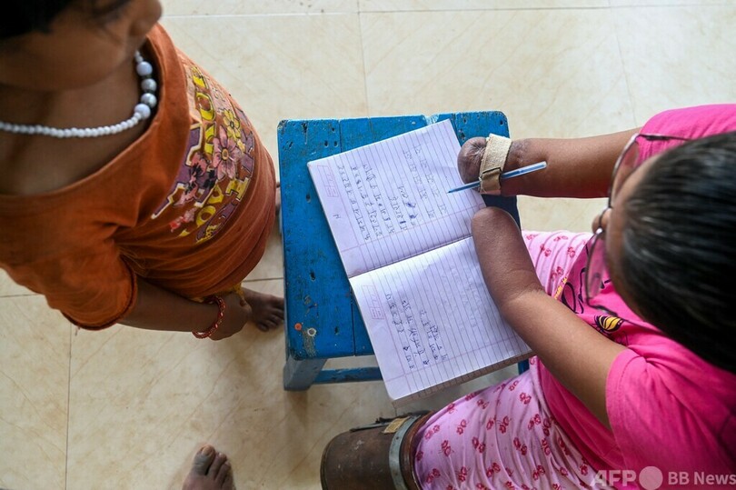 四肢を失った教師、教壇への復活遂げる インド