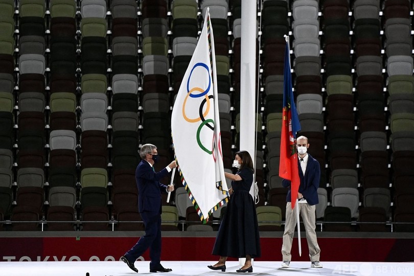 五輪旗が東京からパリへ、小池都知事からイダルゴ市長に引き継ぎ