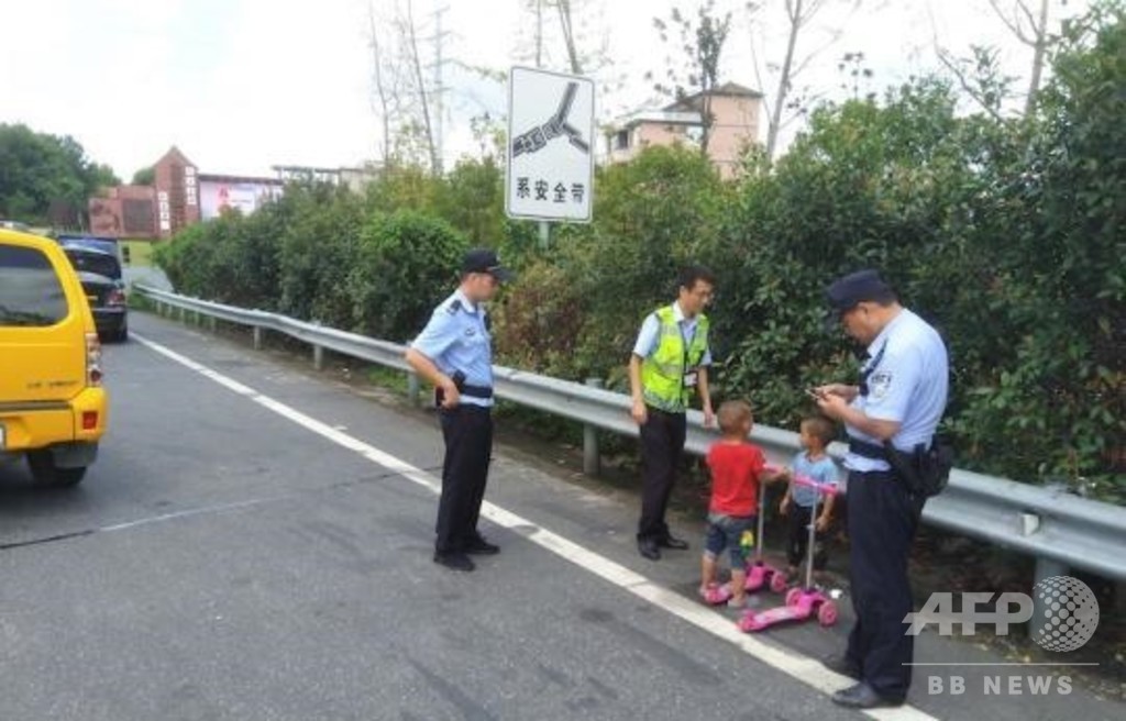 3歳の子供がキックボードで高速道路を走行 中国・浙江省