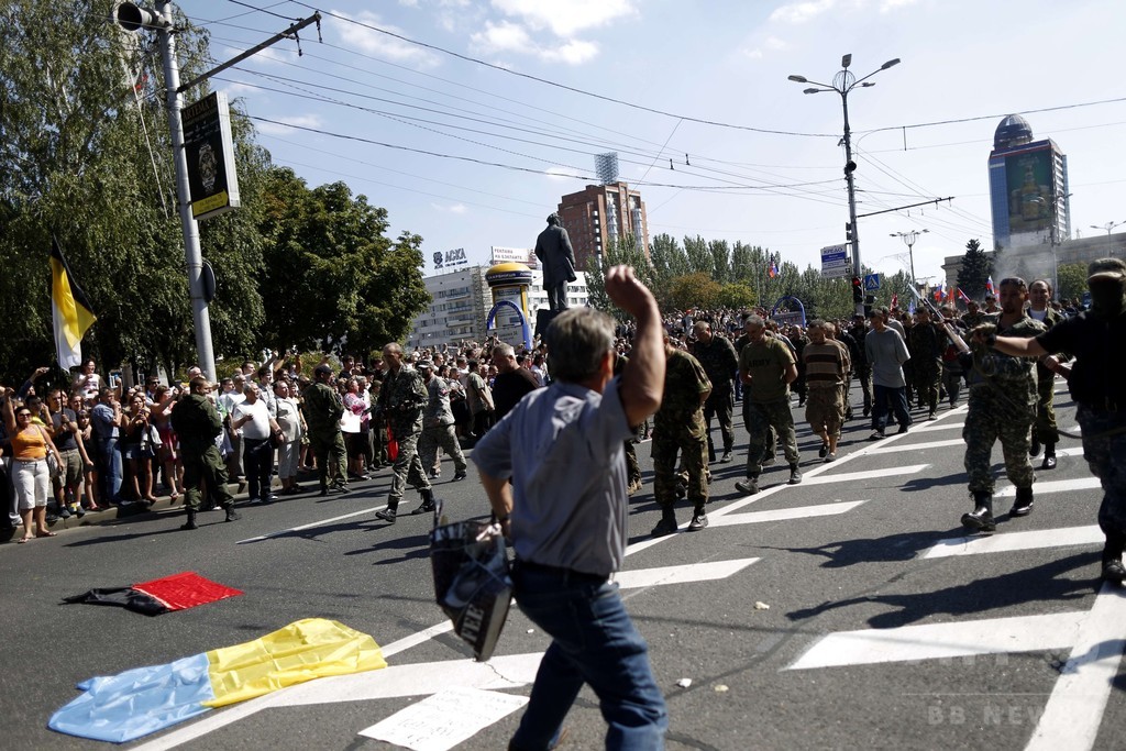 国際ニュース：AFPBB News親ロシア派、捕虜のウクライナ兵数十人に行進強要