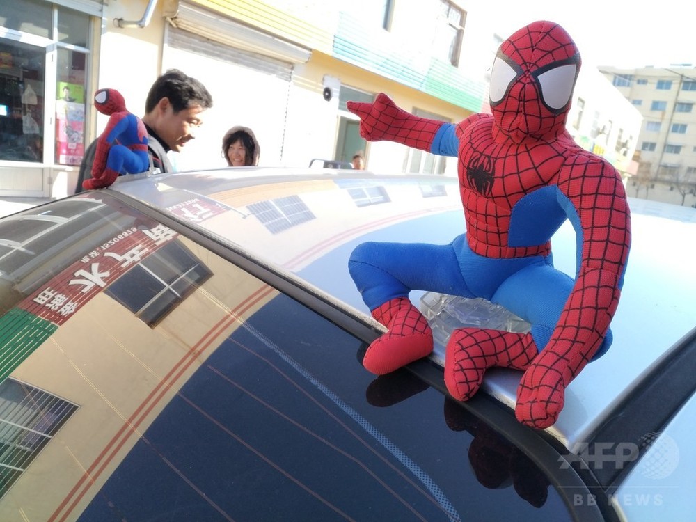 車の上にスパイダーマンを飾るのは「違法行為」 中国・山東省警察 写真