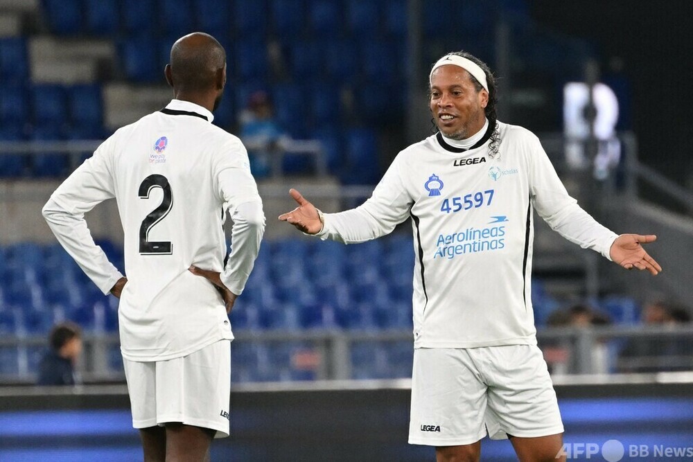 伊でマラドーナ氏の追悼試合、ロナウジーニョら出場 写真18枚 国際