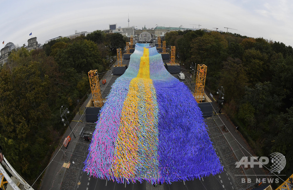 【今日の1枚】3万人の思いが鮮やかな「川」に ベルリン 写真3枚 国際ニュース:AFPBB News