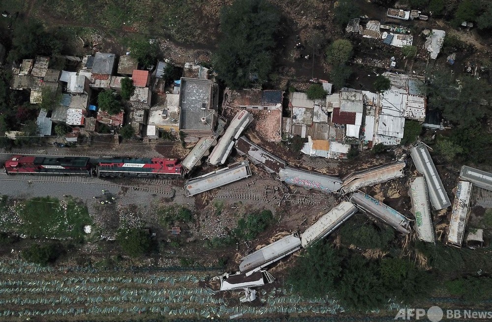 貨物列車が脱線、民家に突っ込み1人死亡 メキシコ