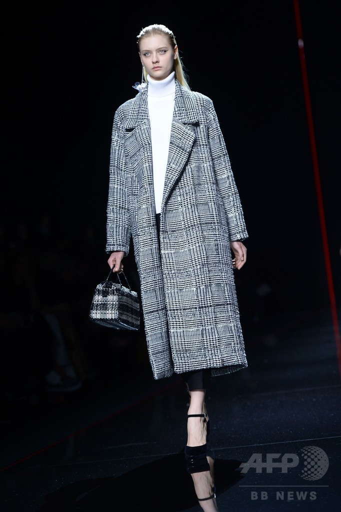 フラワーパターンやフレアスカートでフェミニンに、「アンテプリマ」15/16秋冬