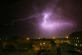 夜空に光る稲妻（2020年4月7日撮影、資料写真）。(c)YASSER AL-ZAYYAT / AFP