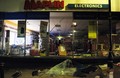 英中部バーミンガム（Birmingham）で、略奪に遭った電気店（2011年8月9日撮影）。(c)AFP/PAUL ELLIS