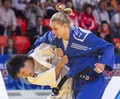 第33回世界柔道選手権、女子78キロ級。決勝でアナマリ・ベレンシェク（青）と対戦する梅木真美（2015年8月28日撮影）。(c)AFP/JACK GUEZ
