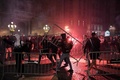 スペイン・バルセロナで、新型コロナウイルス対策の新たな規制に抗議するデモ隊と警察との衝突（2020年10月30日撮影）。(c)Josep LAGO / AFP


