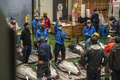 東京・豊洲市場で行われるマグロの初競り（2021年1月5日撮影）。(c)Philip FONG / AFP