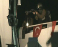 トルコのテレビ局Cihan News Agencyが放映した、ガザ地区へ支援物資や活動家らを乗せて向かうトルコの支援船団のうちの1隻「Mavi Marmara」号に乗り込んだイスラエル特殊部隊の隊員（2010年5月31日撮影）。(c)AFP/CIHAN NEWS AGENCY