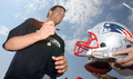 練習後に集まったファンにサインをするQBトム・ブレイディ（%%Tom Brady%%）。(c)AFP/Getty Images Jim Rogash