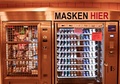 ドイツ首都ベルリンにあるマスクの自動販売機（2020年4月26日撮影）。(c) Tobias Schwarz / AFP