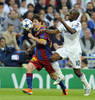 欧州チャンピオンズリーグ2010-11（UEFA Champions League 2010-11）準決勝、レアル・マドリード（Real Madrid）対FCバルセロナ（FC Barcelona）第1戦。レアル・マドリードのラサナ・ディアッラ（Lassana Diarra、右）とボールを競るFCバルセロナのリオネル・メッシ（Lionel Messi、2011年4月27日撮影）。(c)AFP/JAVIER SORIANO