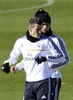 バルデベバス（Valdebebas）のトレーニング施設で練習に臨むレアル・マドリード（Real Madrid）のギャレス・ベイル（Gareth Bale、手前）とクリスティアーノ・ロナウド（Cristiano Ronaldo、2013年11月22日撮影）。(c)AFP/GERARD JULIEN