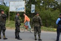 中米ホンジュラスのエルサルバドルとの国境に近いマルカラの検問所で警戒にあたる警察官や兵士ら（2016年11月30日撮影）。(c)AFP/ORLANDO SIERRA