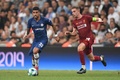 UEFAスーパーカップ、リバプール対チェルシー。ボールを競るチェルシーのエメルソン・パウミエリ（左）とリバプールのジョーダン・ヘンダーソン（2019年8月14日撮影）。(c)OZAN KOSE / AFP