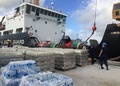 米領グアム島で、大型の台風26号（アジア名：イートゥー）で被災した北マリアナ諸島への支援物資を積んだ船舶。米沿岸警備隊提供（2018年10月27日撮影）。(c)AFP PHOTO / US COAST GUARD